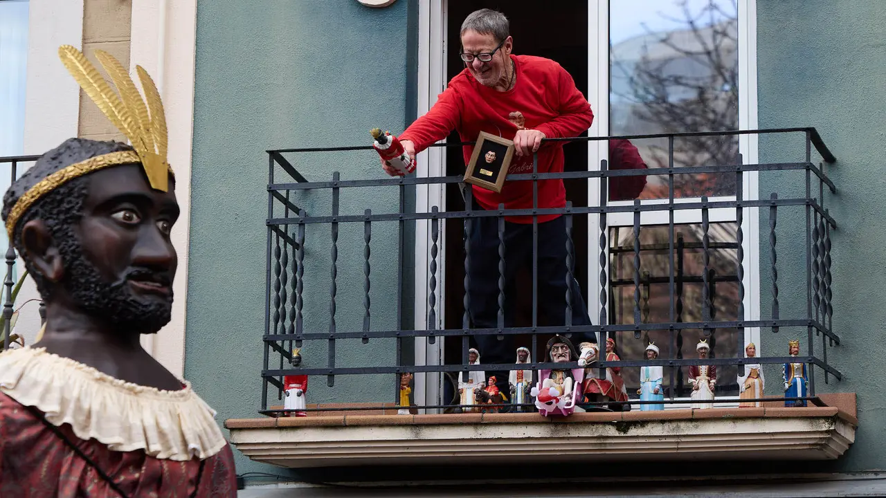 Salida de la Comparsa de Gigantes y Cabezudos por la calles de Pamplona en el día de San Saturnino 2025. IÑIGO ALZUGARAY