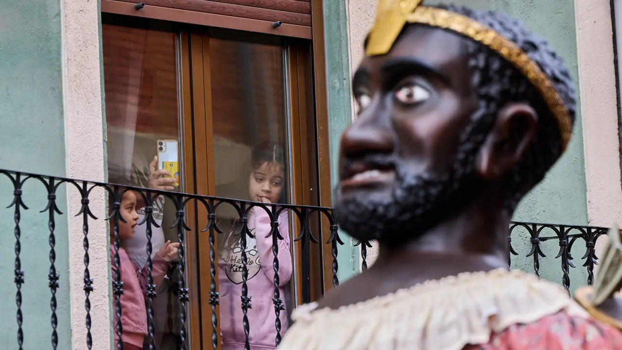 Salida de la Comparsa de Gigantes y Cabezudos por la calles de Pamplona en el día de San Saturnino 2025. IÑIGO ALZUGARAY