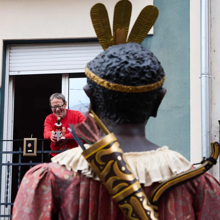 Salida de la Comparsa de Gigantes y Cabezudos por la calles de Pamplona en el día de San Saturnino 2025. IÑIGO ALZUGARAY