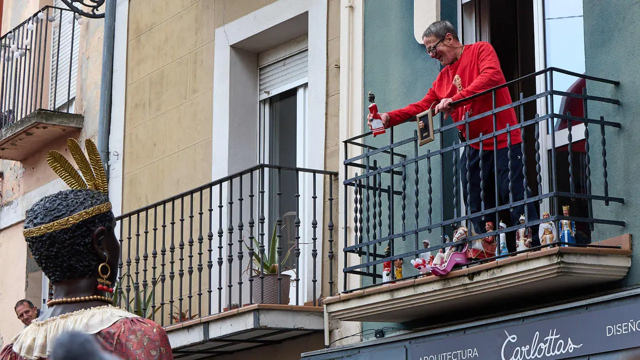 Salida de la Comparsa de Gigantes y Cabezudos por la calles de Pamplona en el día de San Saturnino 2025. IÑIGO ALZUGARAY