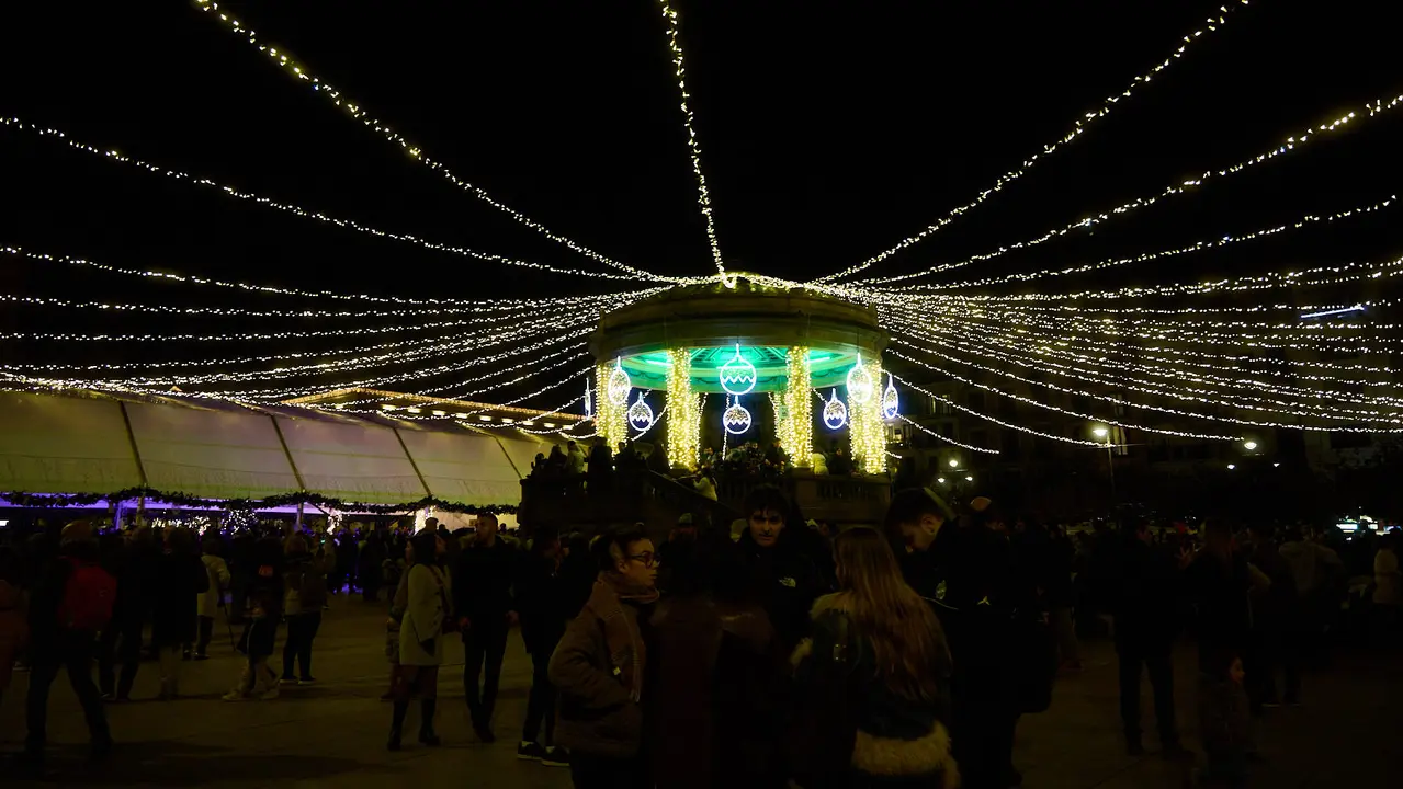 Encendido de las luces navideñas en Pamplona. IÑIGO ALZUGARAY