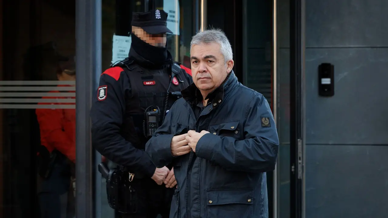 El ex secretario de Organizaci&oacute;n del PSOE Santos Cerd&aacute;n a su salida este lunes por primera vez al Juzgado de Primera Instancia de Tafalla para cumplir con la comparecencia quincenal impuesta por el juez del Tribunal Supremo Leopoldo Puente tras su puesta en libertad. EFE/Villar L&oacute;pez