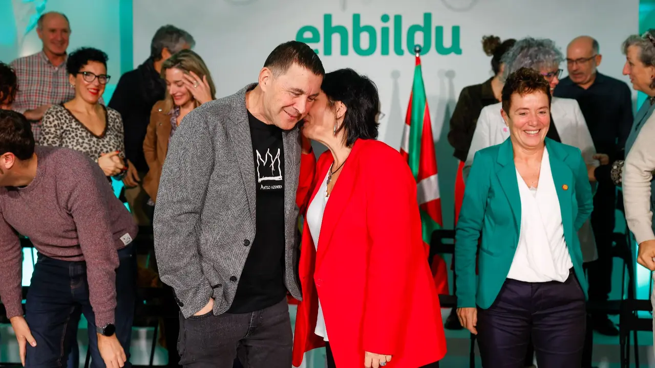 El secretario general de EH Bildu, Arnaldo Otegi (c-i) junto a la portavoz del Parlamento de Navarra, Laura Aznal (c-d) entre otros, participan en un acto político organizado por EH Bildu en el Día de Navarra y en el Día del Euskera. EFE/ Villar Lopez