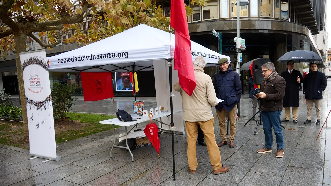 Sociedad Civil Navarra celebra el Día de Navarra con una carpa informativa. IÑIGO ALZUGARAY