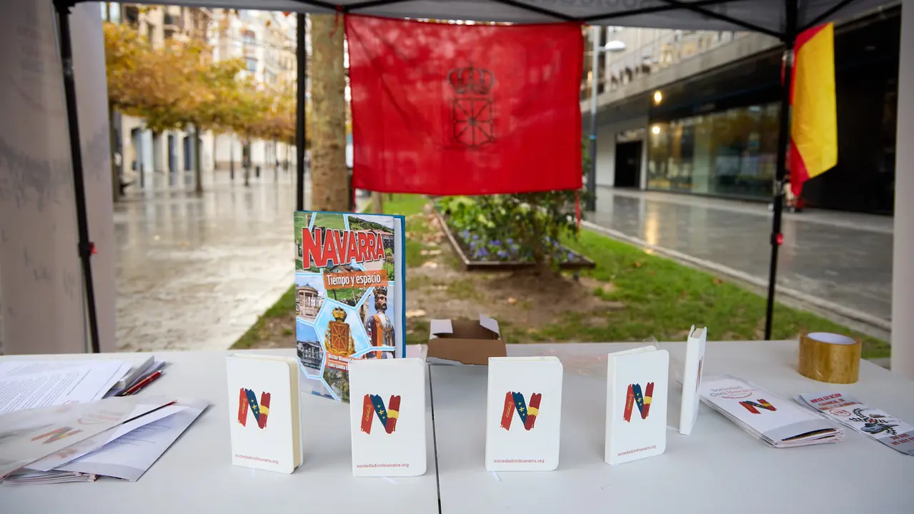 Sociedad Civil Navarra celebra el Día de Navarra con una carpa informativa. IÑIGO ALZUGARAY