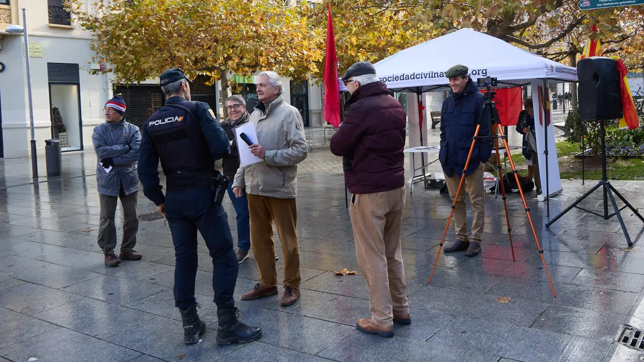 Sociedad Civil Navarra celebra el Día de Navarra con una carpa informativa. IÑIGO ALZUGARAY