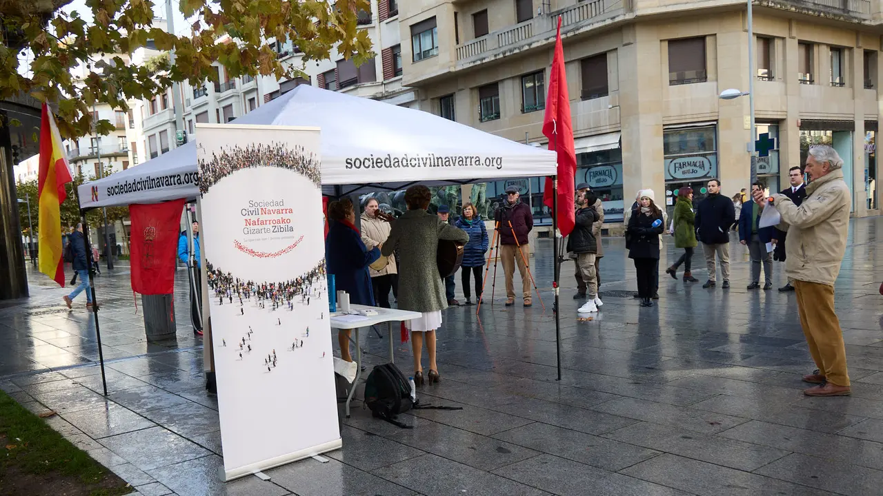 Sociedad Civil Navarra celebra el Día de Navarra con una carpa informativa. IÑIGO ALZUGARAY