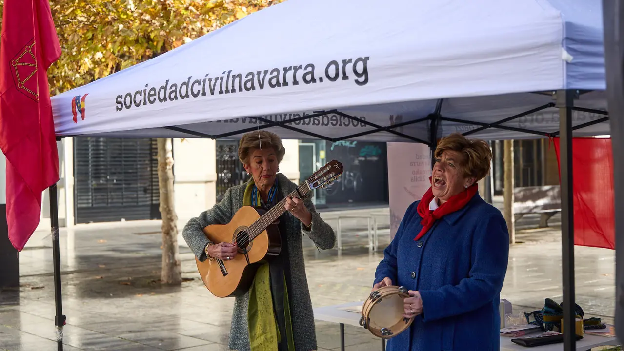 Sociedad Civil Navarra celebra el Día de Navarra con una carpa informativa. IÑIGO ALZUGARAY