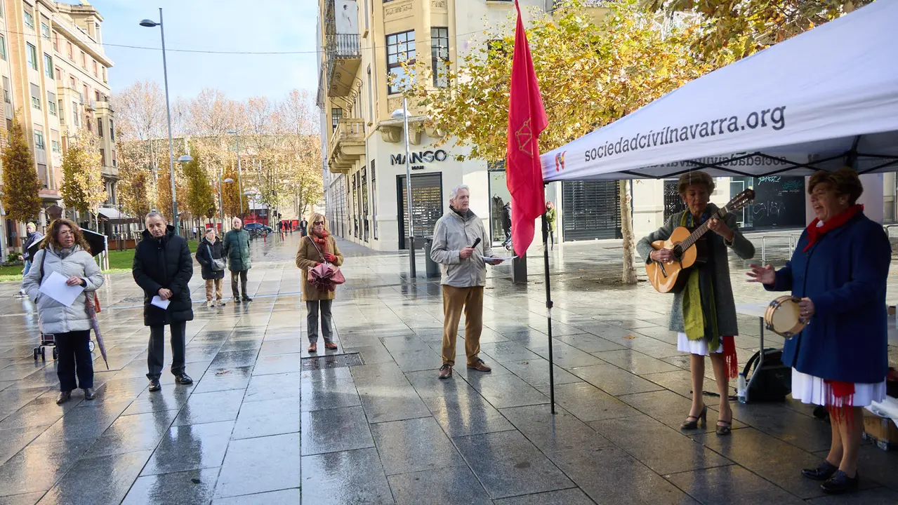 Sociedad Civil Navarra celebra el Día de Navarra con una carpa informativa. IÑIGO ALZUGARAY