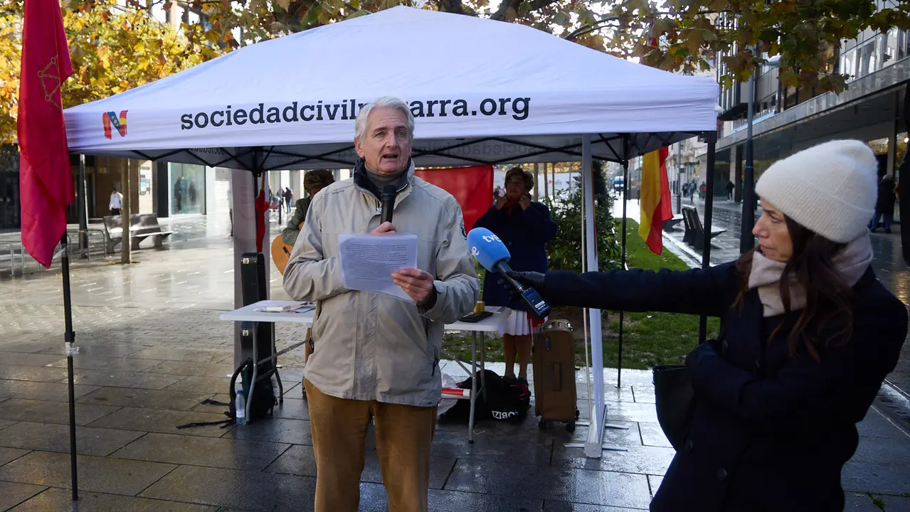Sociedad Civil Navarra celebra el Día de Navarra con una carpa informativa. IÑIGO ALZUGARAY