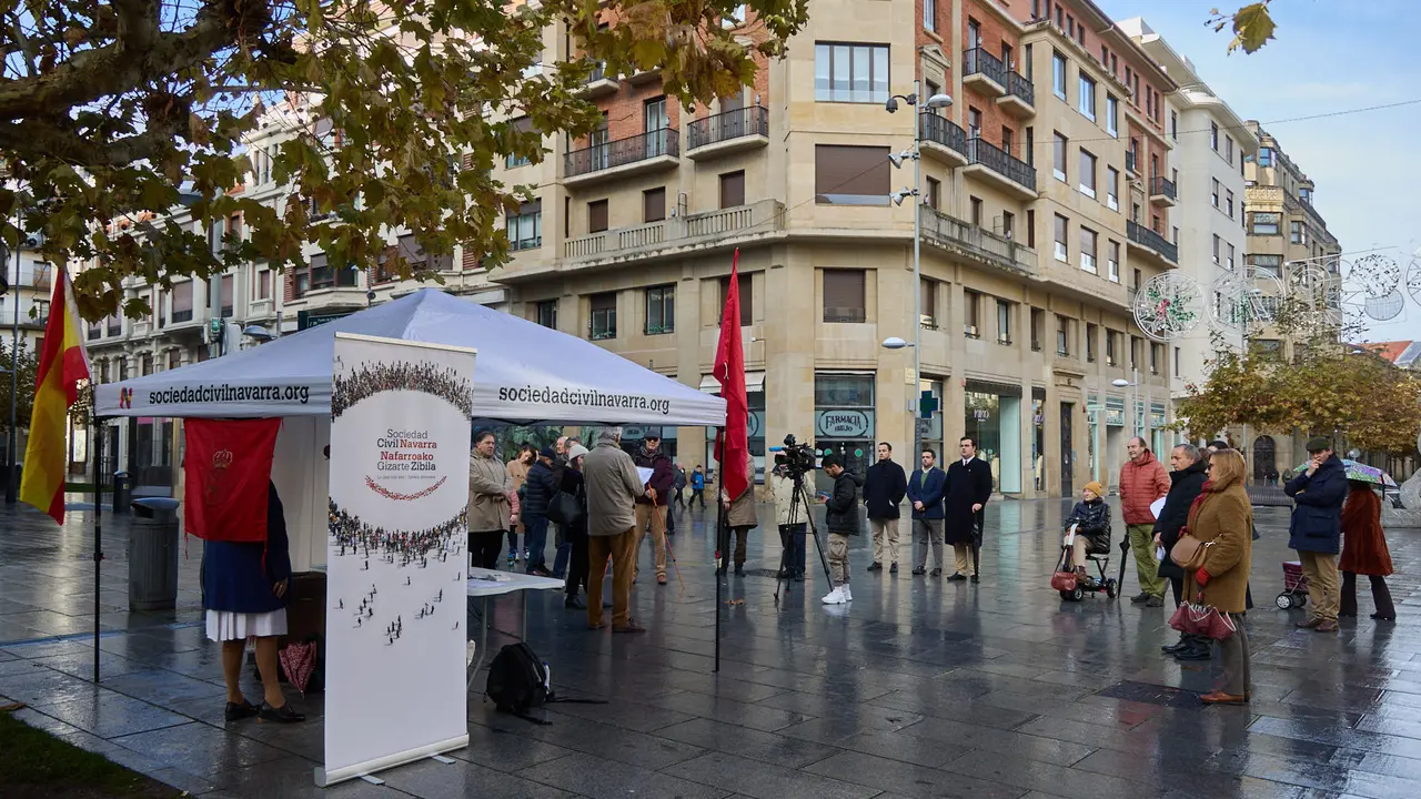 Sociedad Civil Navarra celebra el Día de Navarra con una carpa informativa. IÑIGO ALZUGARAY