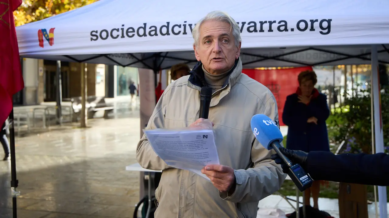 Sociedad Civil Navarra celebra el Día de Navarra con una carpa informativa. IÑIGO ALZUGARAY
