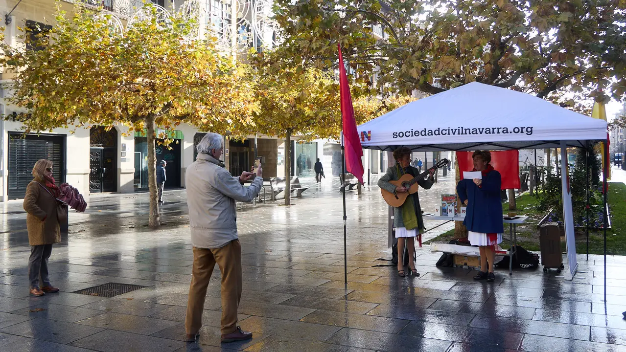 Sociedad Civil Navarra celebra el Día de Navarra con una carpa informativa. IÑIGO ALZUGARAY