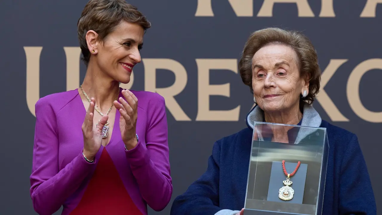 La Presidenta Chivite y Amparo Lusarreta, presidenta de MTorres y mujer del empresario, que sostiene la Medalla de Navarra. GOBIERNO DE NAVARRA