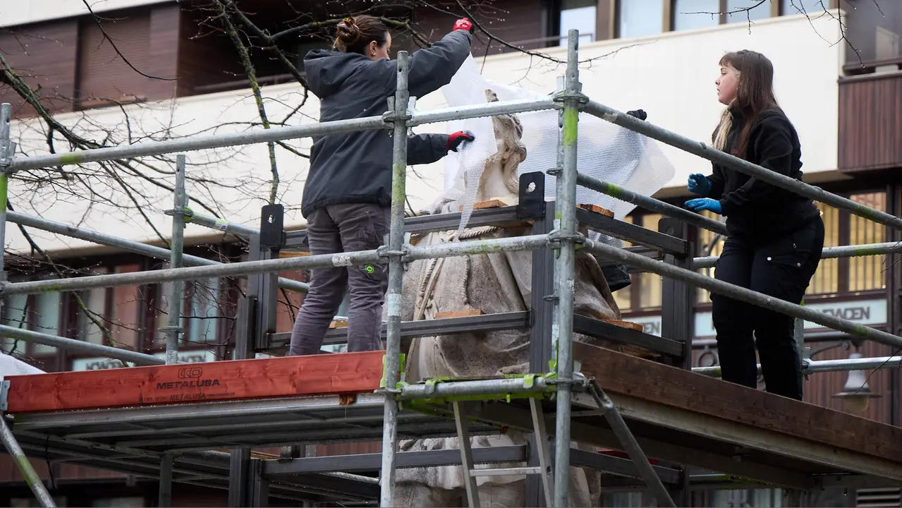 Comienza el traslado de las primeras estatuas de los Reyes de Navarra del Paseo de Sarasate. IÑIGO ALZUGARAY