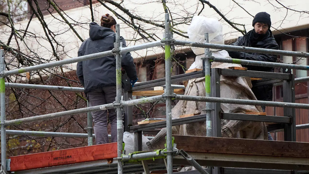 Comienza el traslado de las primeras estatuas de los Reyes de Navarra del Paseo de Sarasate. IÑIGO ALZUGARAY