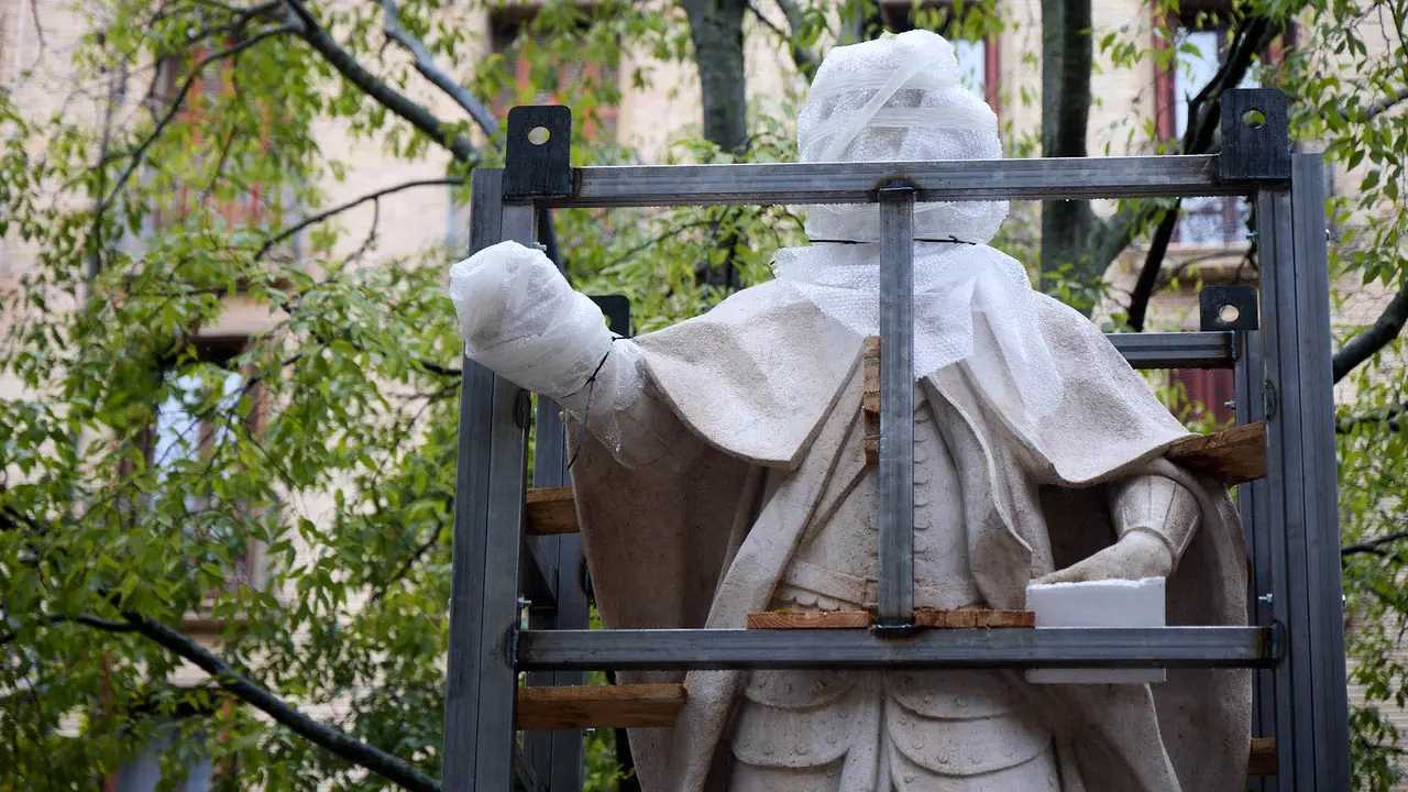 Comienza el traslado de las primeras estatuas de los Reyes de Navarra del Paseo de Sarasate. IÑIGO ALZUGARAY