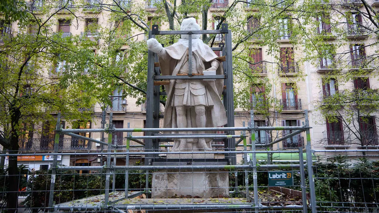 Comienza el traslado de las primeras estatuas de los Reyes de Navarra del Paseo de Sarasate. IÑIGO ALZUGARAY