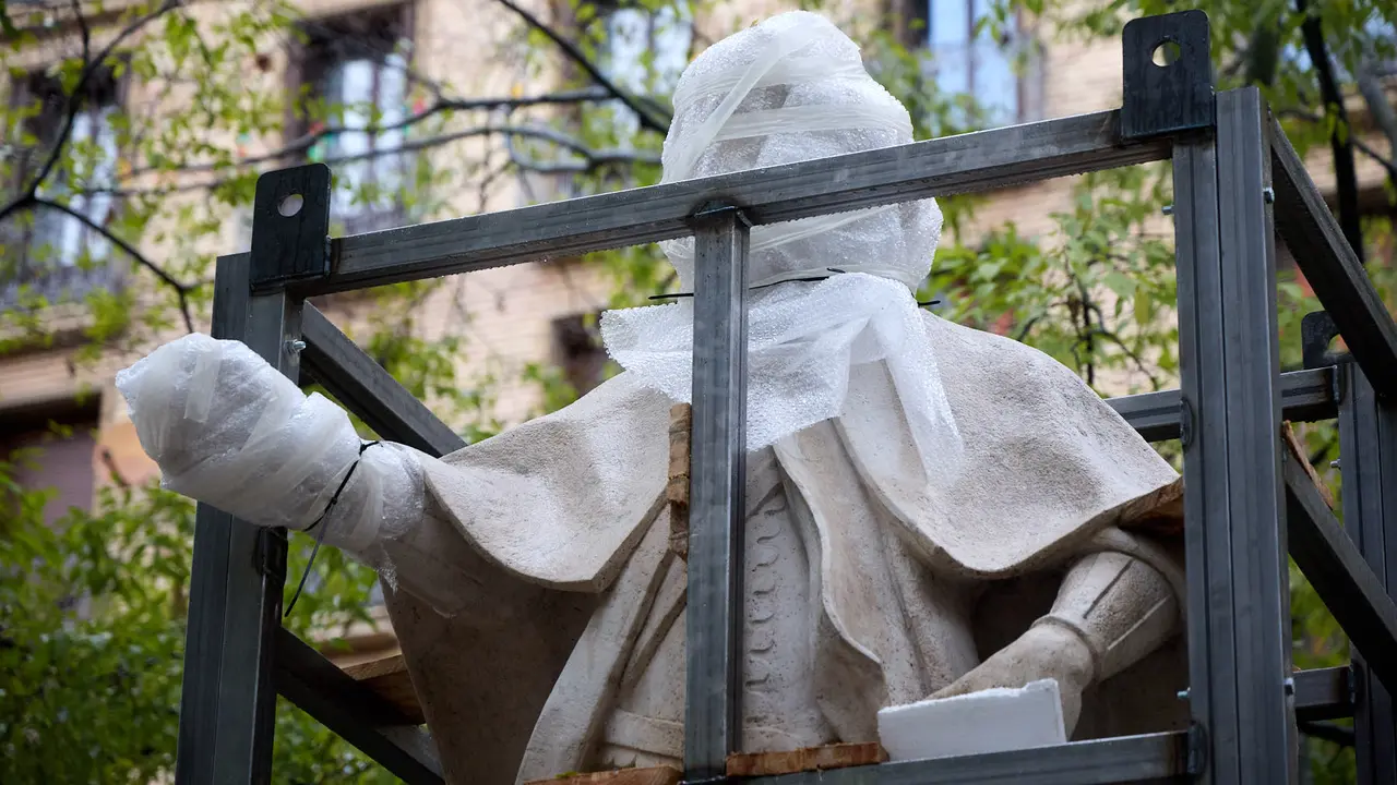 Comienza el traslado de las primeras estatuas de los Reyes de Navarra del Paseo de Sarasate. IÑIGO ALZUGARAY