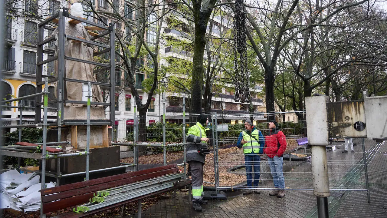 Comienza el traslado de las primeras estatuas de los Reyes de Navarra del Paseo de Sarasate. IÑIGO ALZUGARAY