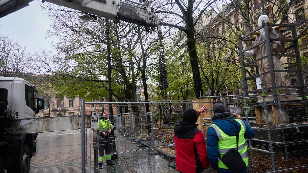 Comienza el traslado de las primeras estatuas de los Reyes de Navarra del Paseo de Sarasate. IÑIGO ALZUGARAY