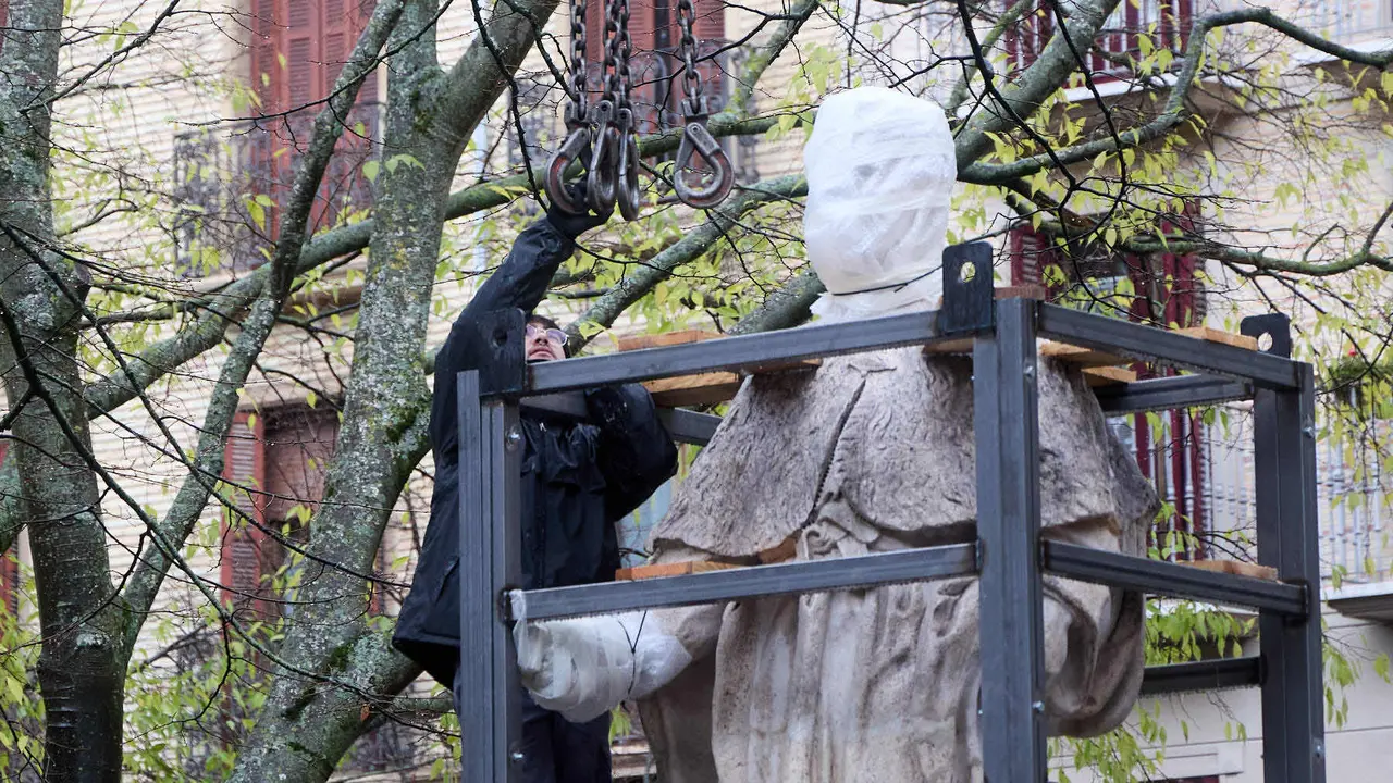 Comienza el traslado de las primeras estatuas de los Reyes de Navarra del Paseo de Sarasate. IÑIGO ALZUGARAY