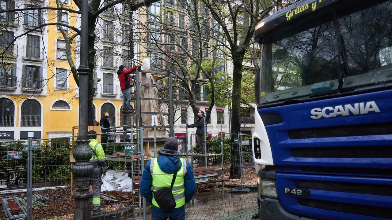 Comienza el traslado de las primeras estatuas de los Reyes de Navarra del Paseo de Sarasate. IÑIGO ALZUGARAY