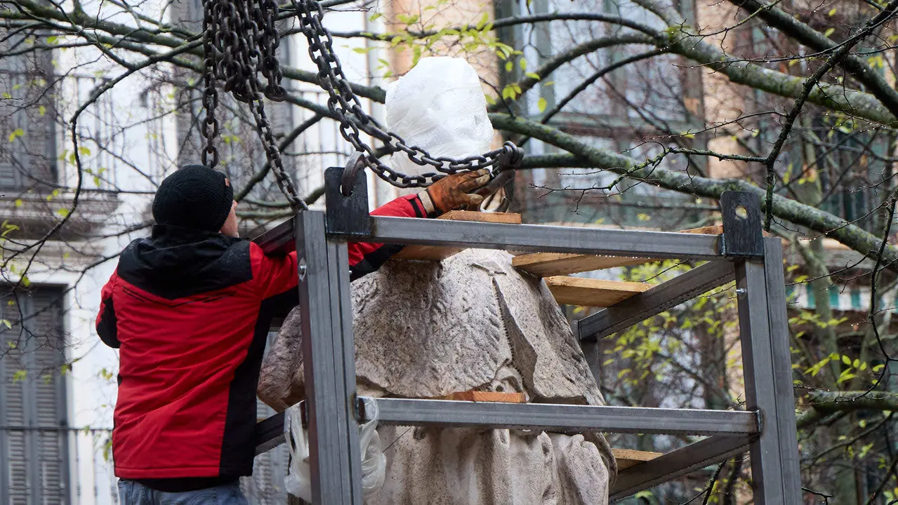 Comienza el traslado de las primeras estatuas de los Reyes de Navarra del Paseo de Sarasate. IÑIGO ALZUGARAY