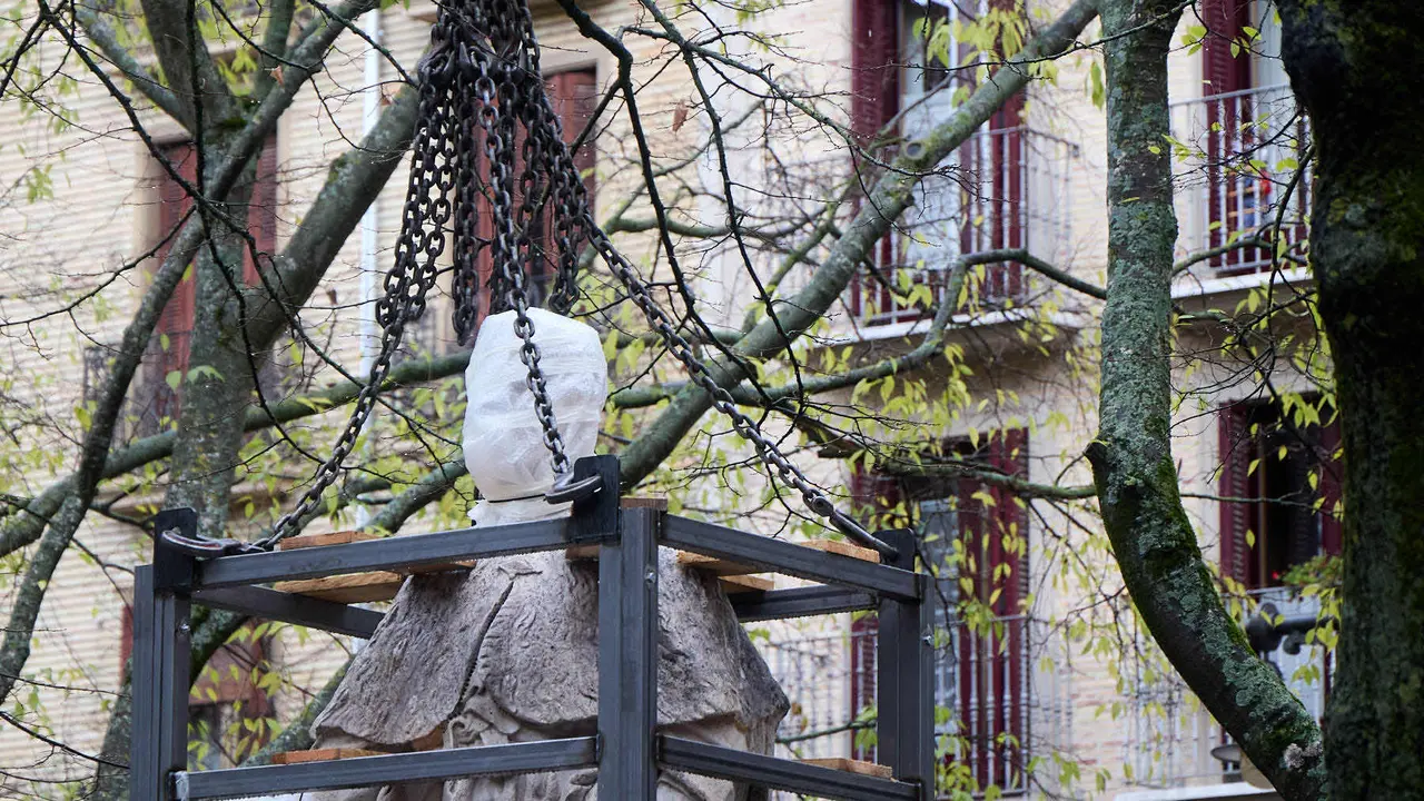 Comienza el traslado de las primeras estatuas de los Reyes de Navarra del Paseo de Sarasate. IÑIGO ALZUGARAY