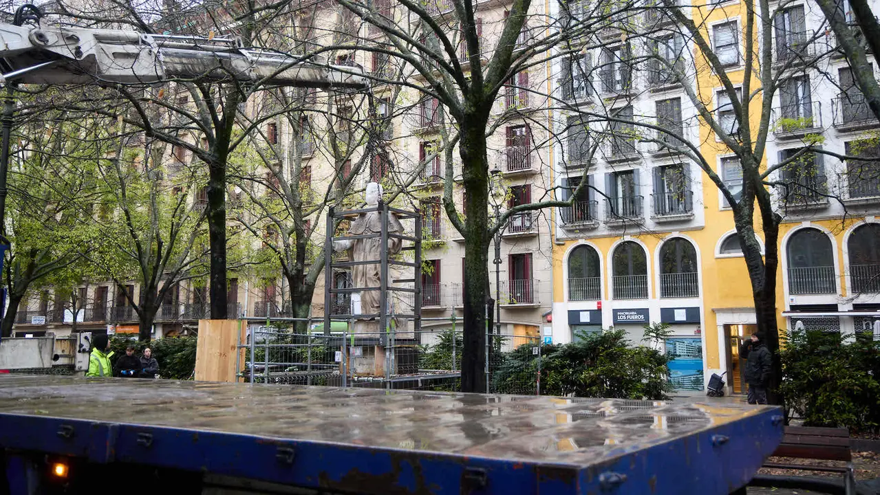 Comienza el traslado de las primeras estatuas de los Reyes de Navarra del Paseo de Sarasate. IÑIGO ALZUGARAY