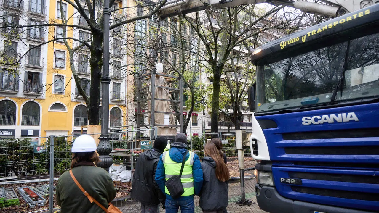 Comienza el traslado de las primeras estatuas de los Reyes de Navarra del Paseo de Sarasate. IÑIGO ALZUGARAY