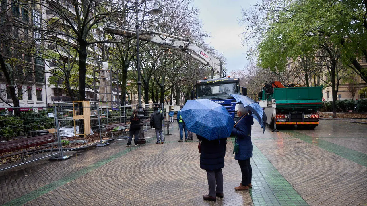 Comienza el traslado de las primeras estatuas de los Reyes de Navarra del Paseo de Sarasate. IÑIGO ALZUGARAY