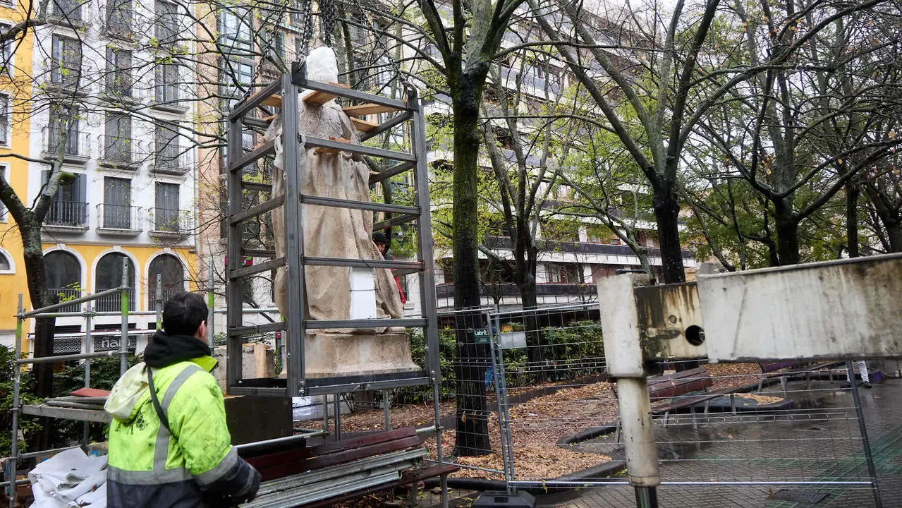 Comienza el traslado de las primeras estatuas de los Reyes de Navarra del Paseo de Sarasate. IÑIGO ALZUGARAY