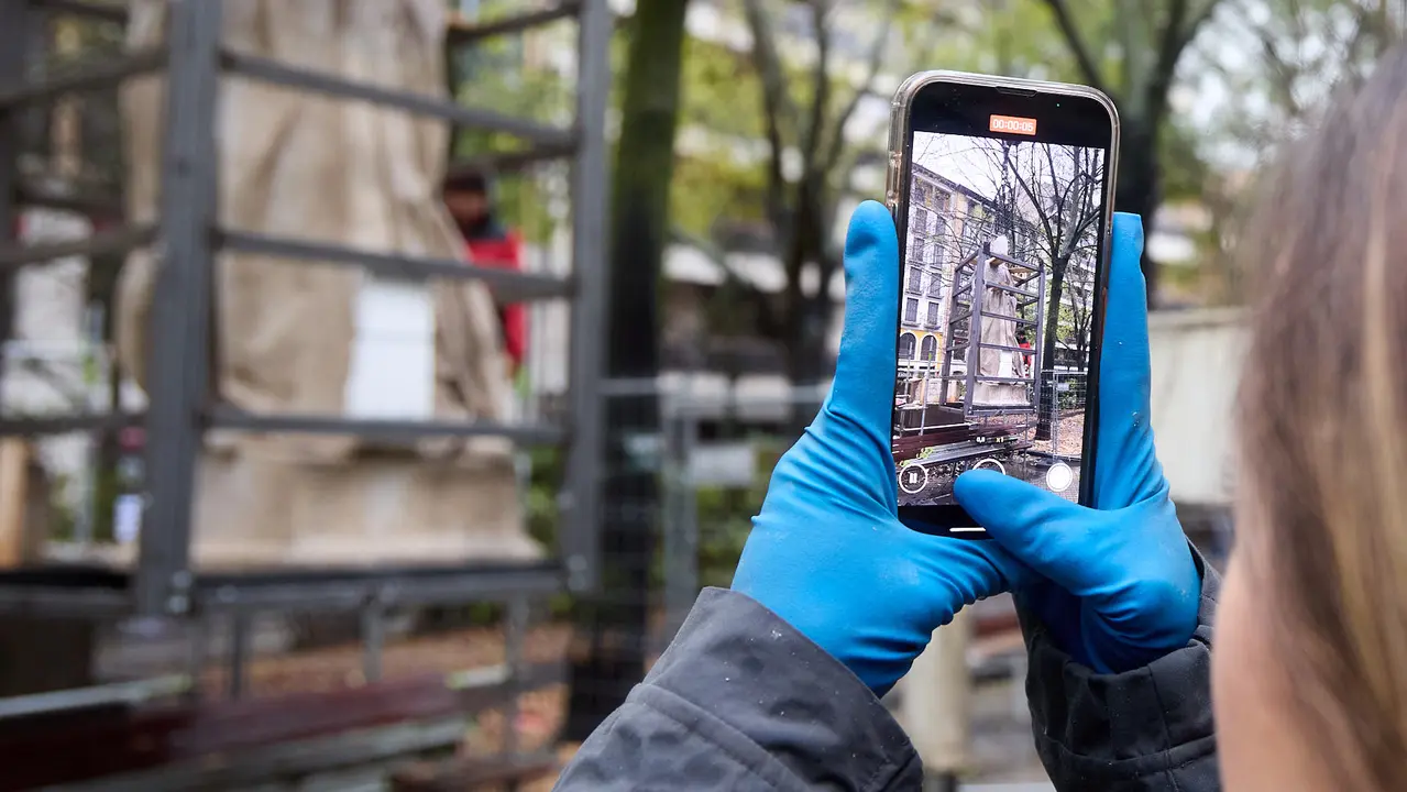 Comienza el traslado de las primeras estatuas de los Reyes de Navarra del Paseo de Sarasate. IÑIGO ALZUGARAY