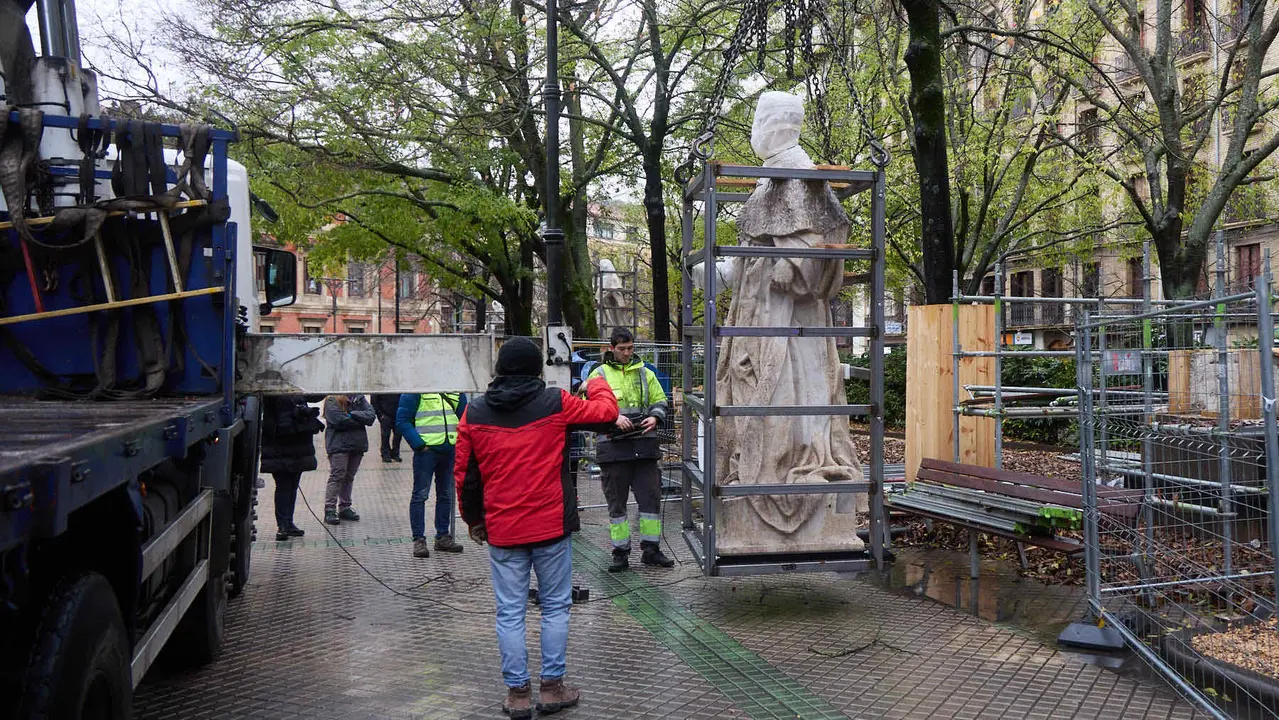 Comienza el traslado de las primeras estatuas de los Reyes de Navarra del Paseo de Sarasate. IÑIGO ALZUGARAY