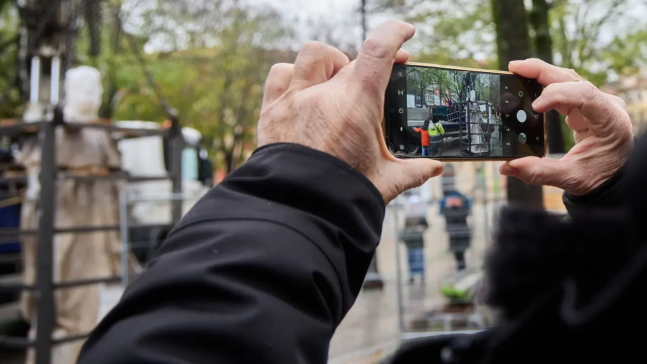 Comienza el traslado de las primeras estatuas de los Reyes de Navarra del Paseo de Sarasate. IÑIGO ALZUGARAY