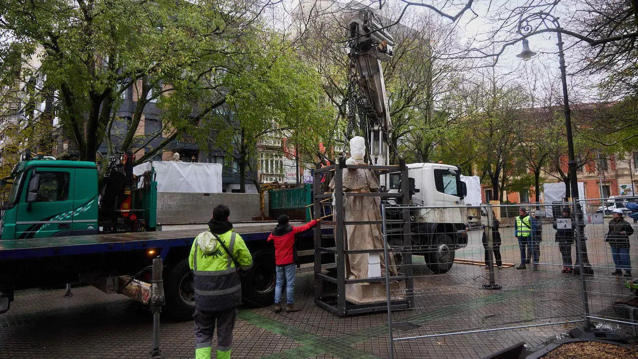 Comienza el traslado de las primeras estatuas de los Reyes de Navarra del Paseo de Sarasate. IÑIGO ALZUGARAY