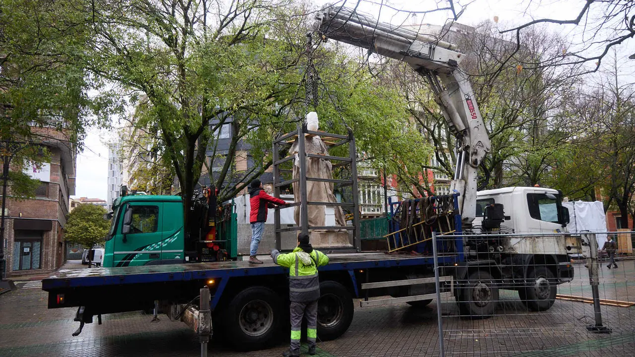 Comienza el traslado de las primeras estatuas de los Reyes de Navarra del Paseo de Sarasate. IÑIGO ALZUGARAY