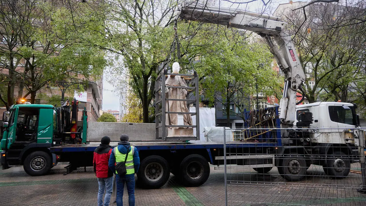 Comienza el traslado de las primeras estatuas de los Reyes de Navarra del Paseo de Sarasate. IÑIGO ALZUGARAY
