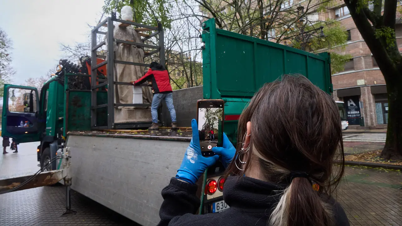 Comienza el traslado de las primeras estatuas de los Reyes de Navarra del Paseo de Sarasate. IÑIGO ALZUGARAY
