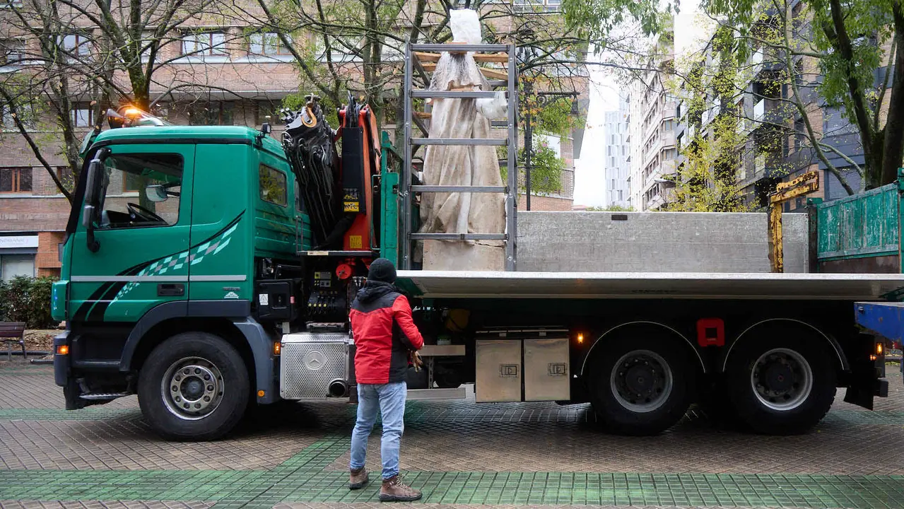 Comienza el traslado de las primeras estatuas de los Reyes de Navarra del Paseo de Sarasate. IÑIGO ALZUGARAY