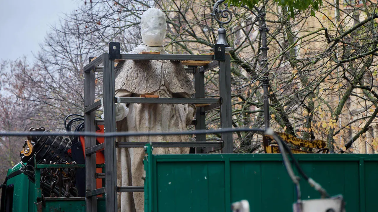 Comienza el traslado de las primeras estatuas de los Reyes de Navarra del Paseo de Sarasate. IÑIGO ALZUGARAY