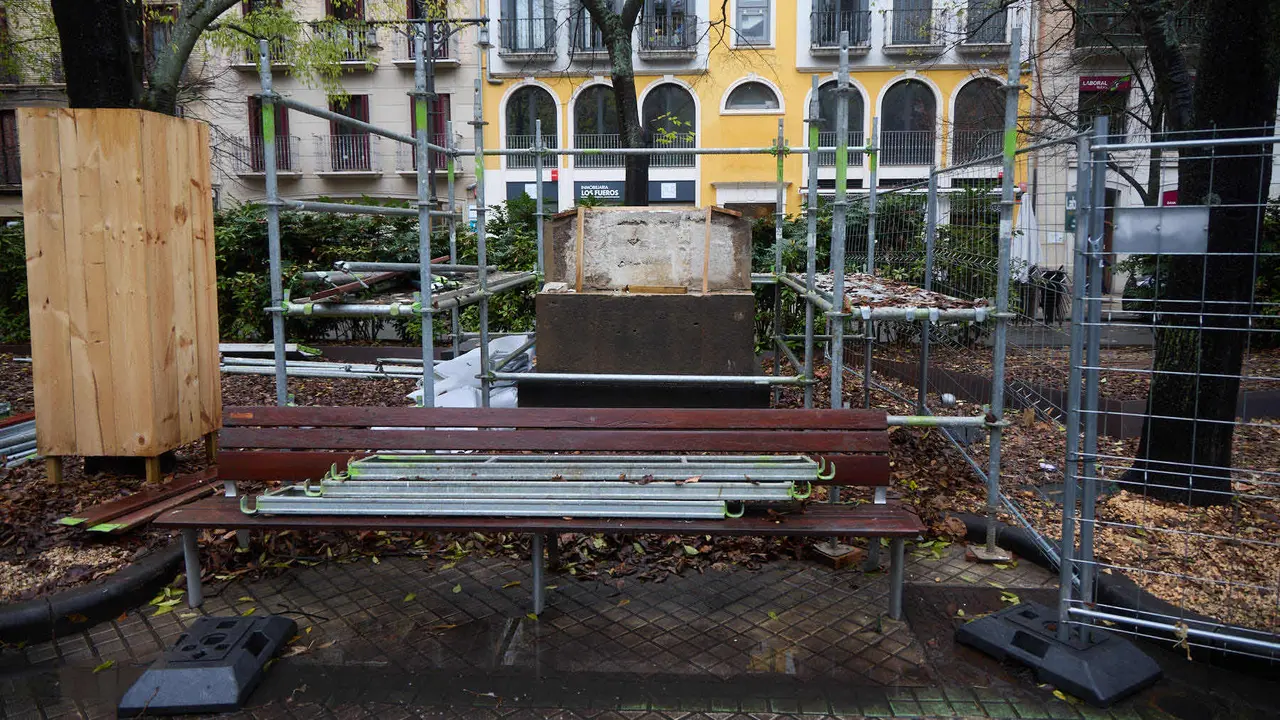 Comienza el traslado de las primeras estatuas de los Reyes de Navarra del Paseo de Sarasate. IÑIGO ALZUGARAY