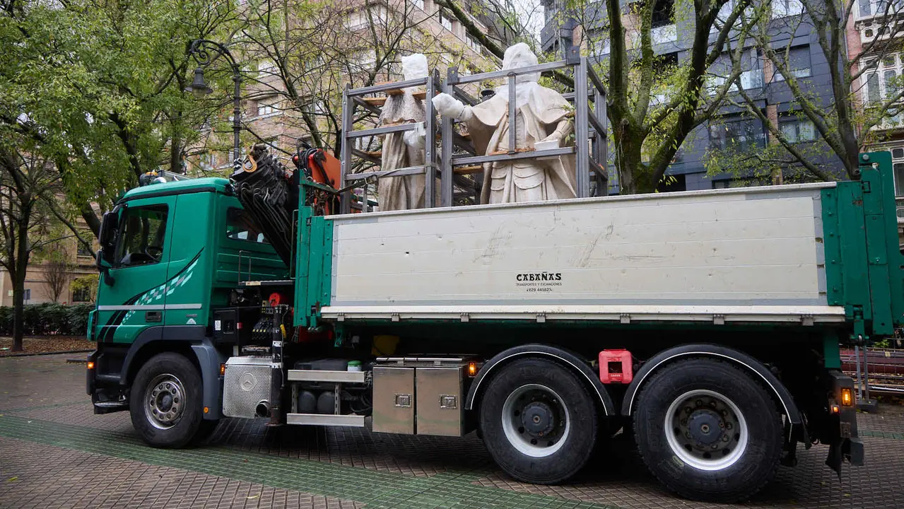 Comienza el traslado de las primeras estatuas de los Reyes de Navarra del Paseo de Sarasate. IÑIGO ALZUGARAY
