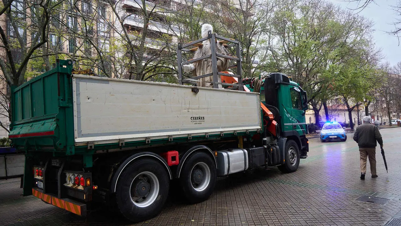 Comienza el traslado de las primeras estatuas de los Reyes de Navarra del Paseo de Sarasate. IÑIGO ALZUGARAY