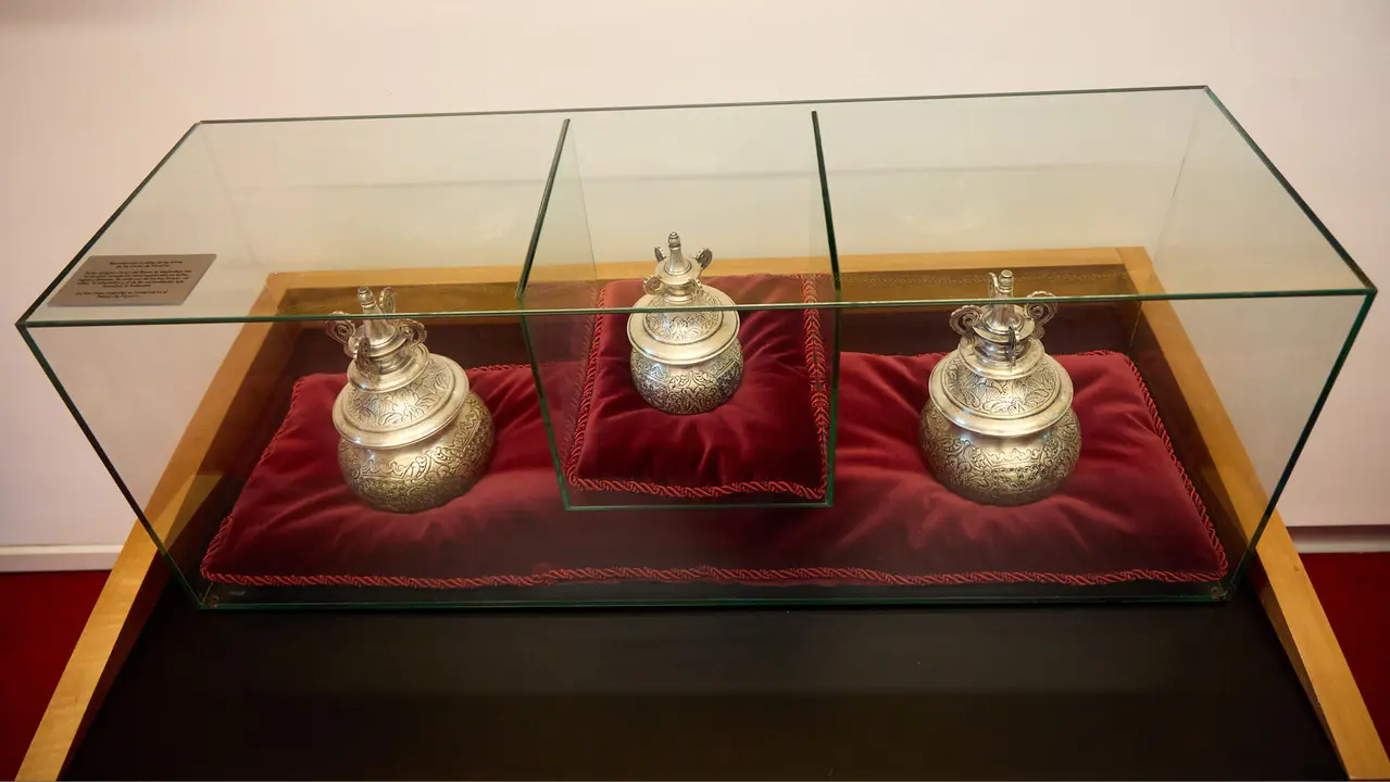 Jornada de puertas abiertas del Parlamento foral con motivo del Día de Navarra. IÑIGO ALZUGARAY