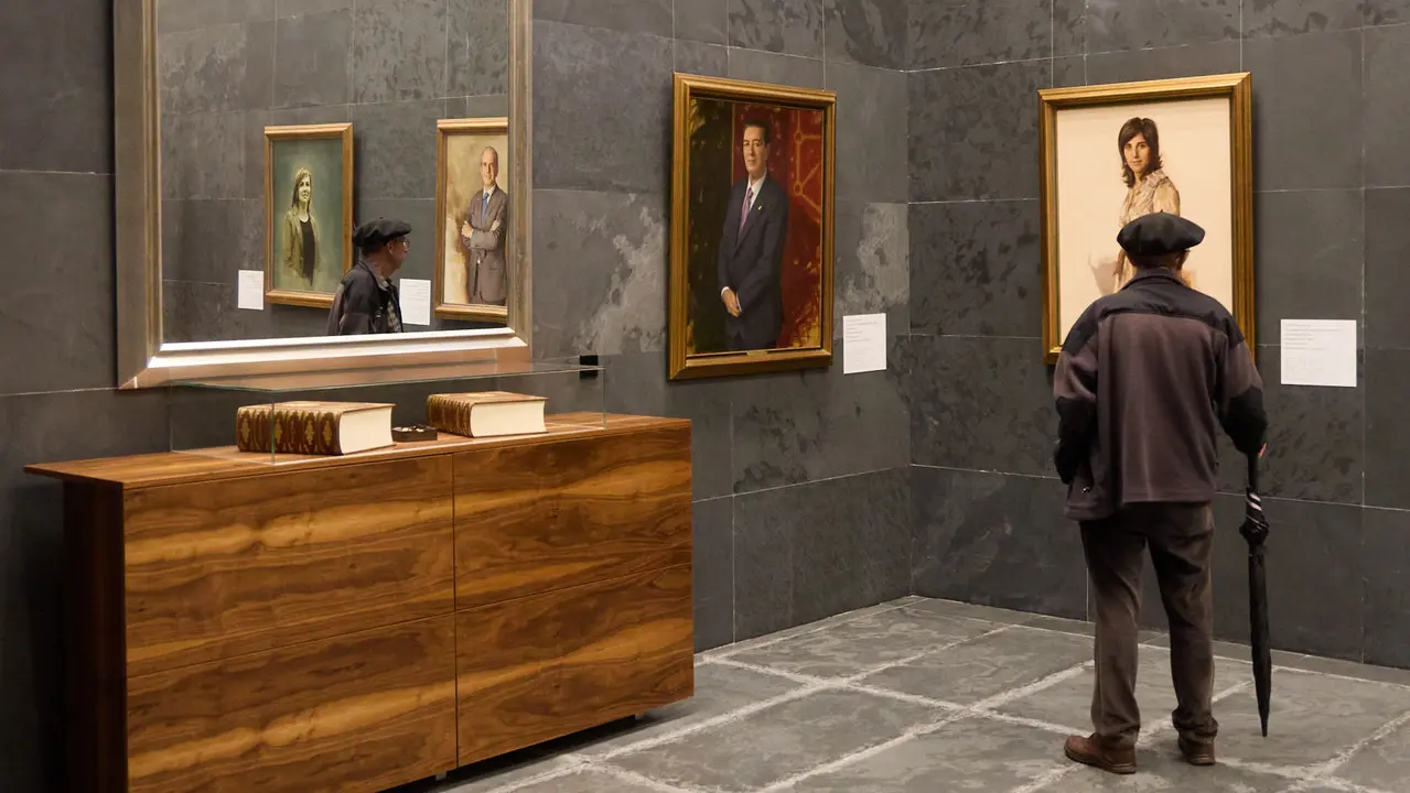 Jornada de puertas abiertas del Parlamento foral con motivo del Día de Navarra. IÑIGO ALZUGARAY