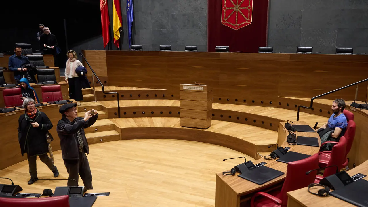 Jornada de puertas abiertas del Parlamento foral con motivo del Día de Navarra. IÑIGO ALZUGARAY