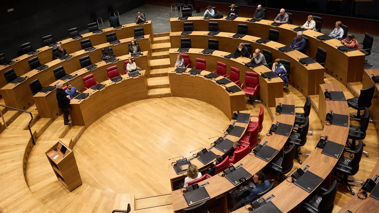 Jornada de puertas abiertas del Parlamento foral con motivo del Día de Navarra. IÑIGO ALZUGARAY