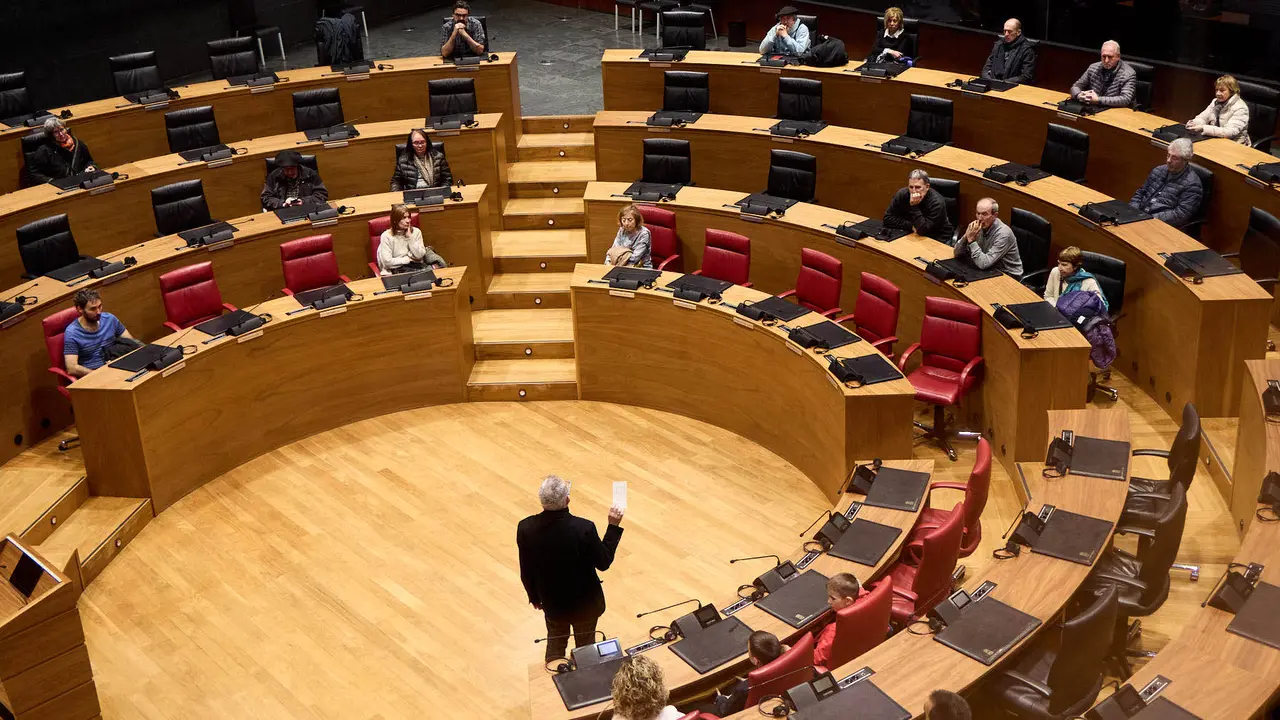 Jornada de puertas abiertas del Parlamento foral con motivo del Día de Navarra. IÑIGO ALZUGARAY